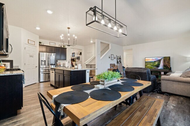 Building Photo - Beautiful 5 Bed Home in Raindance