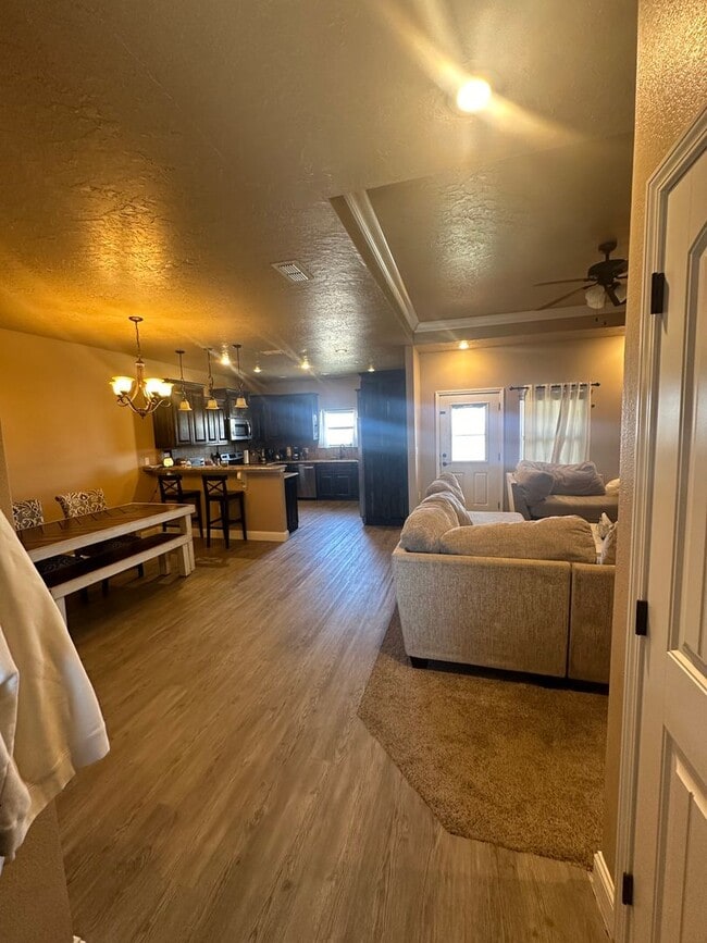 Building Photo - Stunning 4 Bed 2 Bath Home! Parkview Schoo...