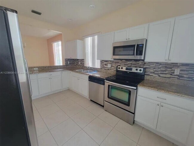 Building Photo - 10860 Fillmore Dr