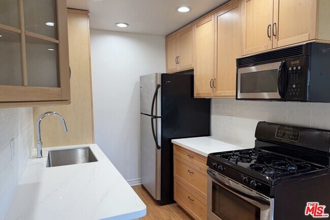 Building Photo - 924 5th St