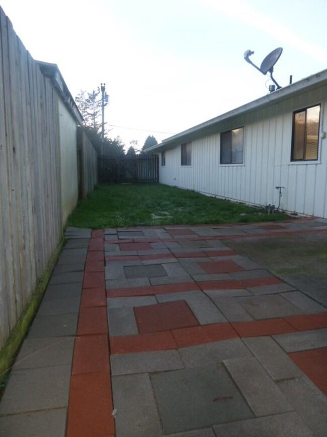 Building Photo - Single Level Home in McKinelyville- Dog Fr...
