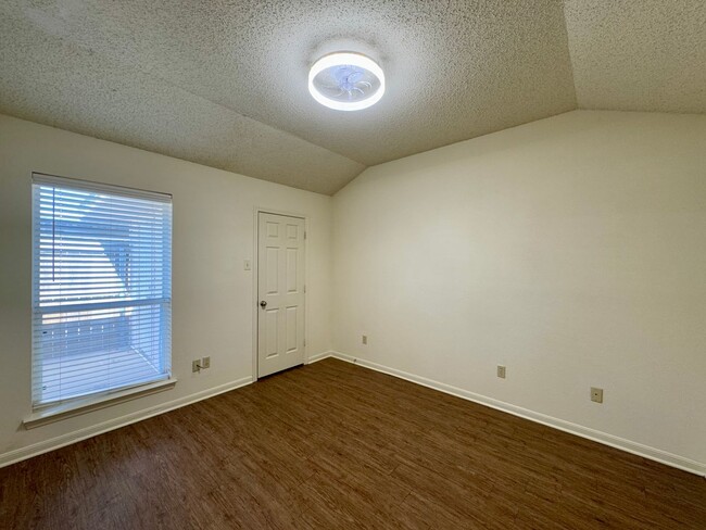 Building Photo - Duplex *LEASING SPECIAL AVAILABLE*