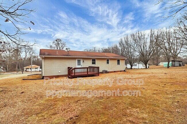 Building Photo - 225 Pineland Ave