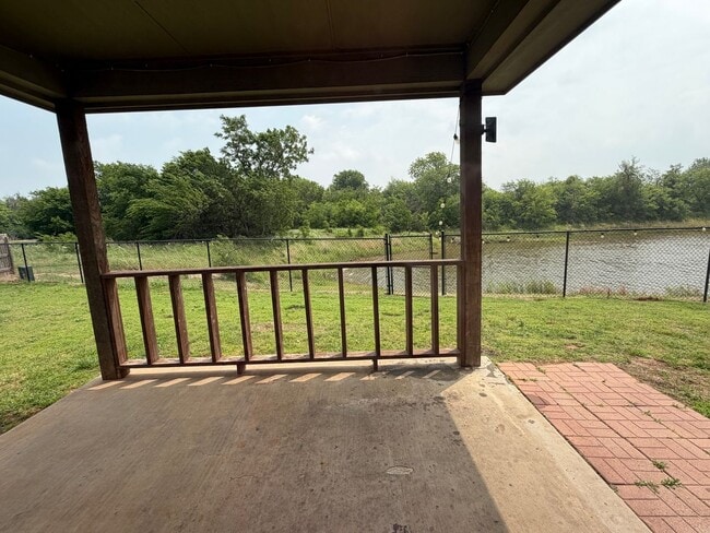 Building Photo - 4 bedrooms/2.5 bath over 2,000 square feet