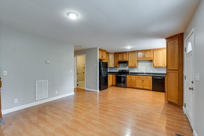 Building Photo - Charming 3-Bed / 2-Bath Home