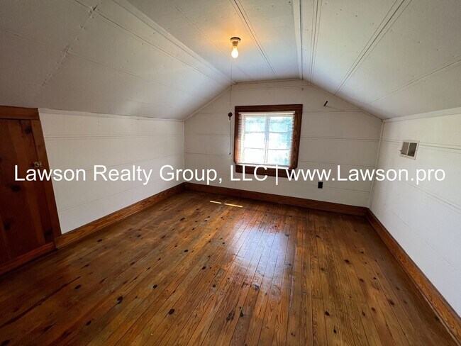 Building Photo - Quaint Two Bedroom Home By Christmas Tree Farm