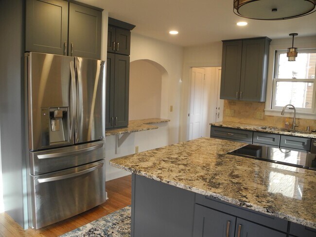 Kitchen - 946 W Shore Dr