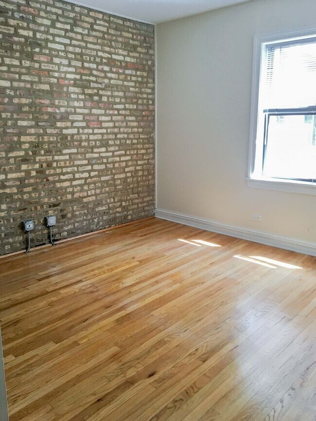 Building Photo - 622 W Roscoe St