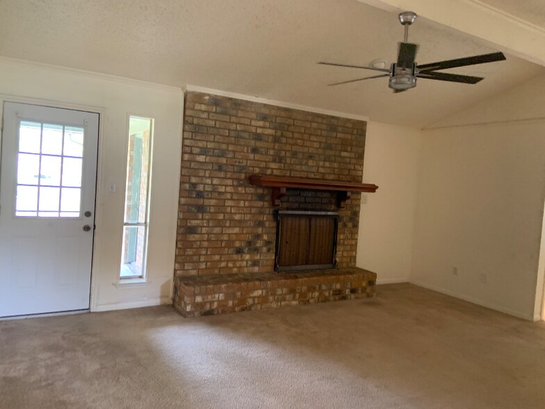 Building Photo - 1707 Chisolm Trail