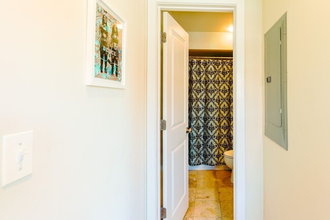 Building Photo - Stylish Condo in Hill East - Parking Space...