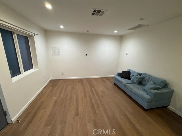 Primary Photo - 11118 Woodley Ave