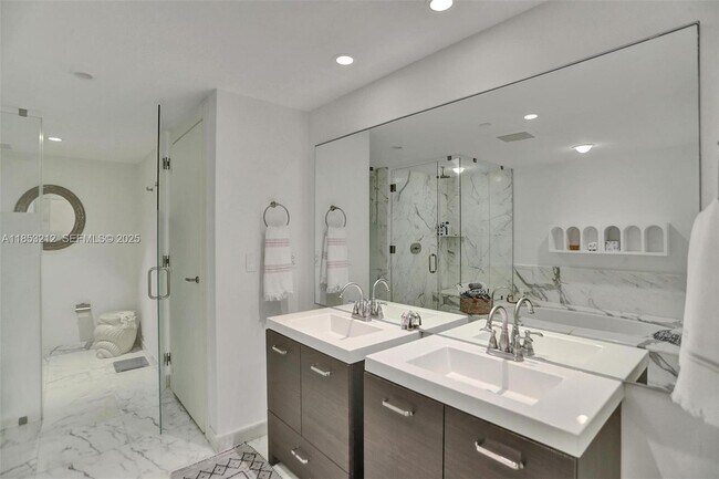 Building Photo - 2627 S Bayshore Dr