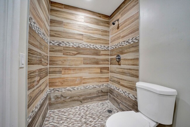 Building Photo - Beautifully Renovated 3BR/2BA Townhome in ...