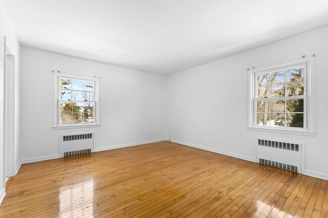 Building Photo - 115 Stonehedge Dr N