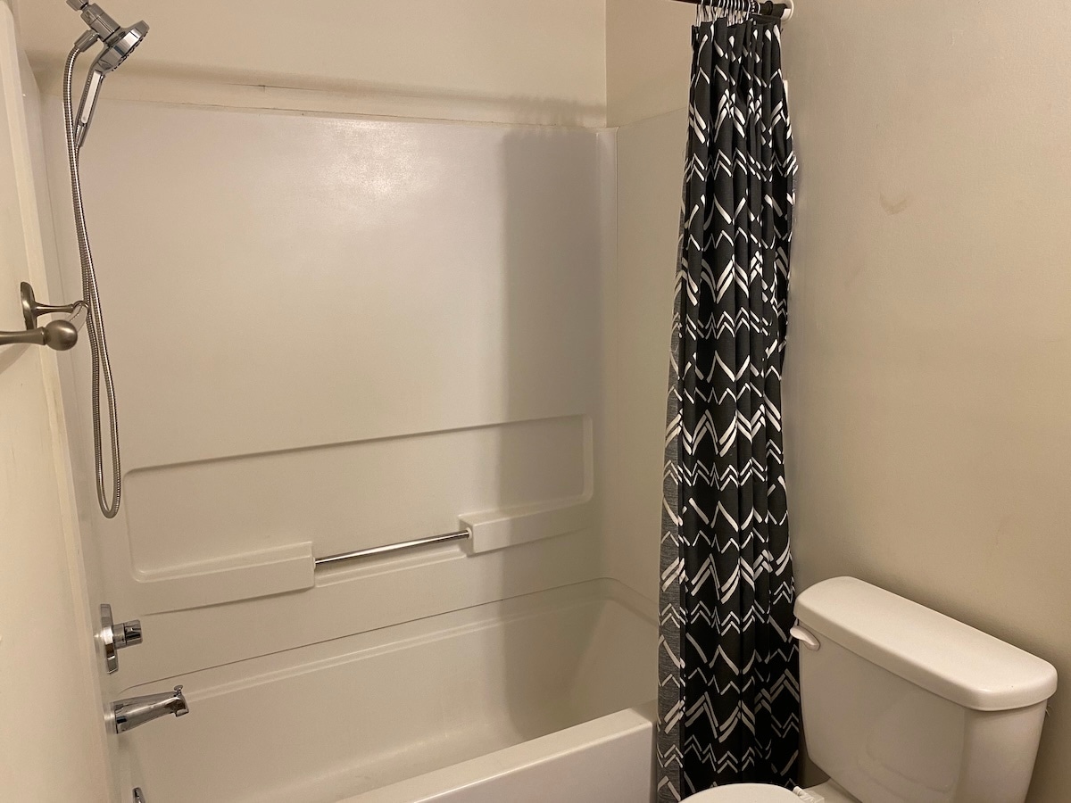 Bedroom 2's Private Bath - 1311 Harts Ridge Dr