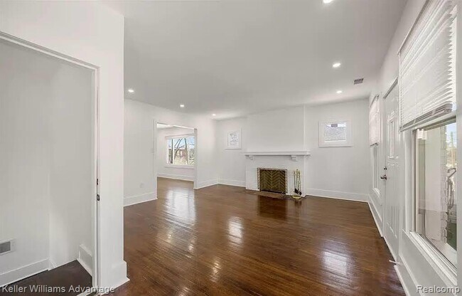 Building Photo - 1975 Gladstone St