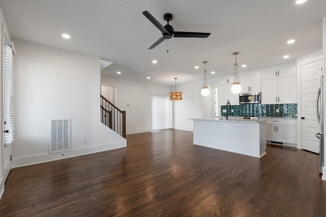Building Photo - 1802 10th Ave N