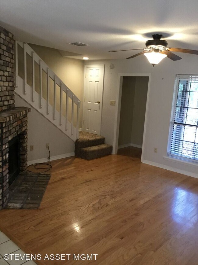 Building Photo - 2 br, 1.5 bath House - 3352 Eastwood Dr.