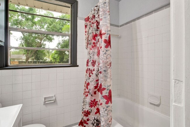 Building Photo - 517 Lakewood Rd