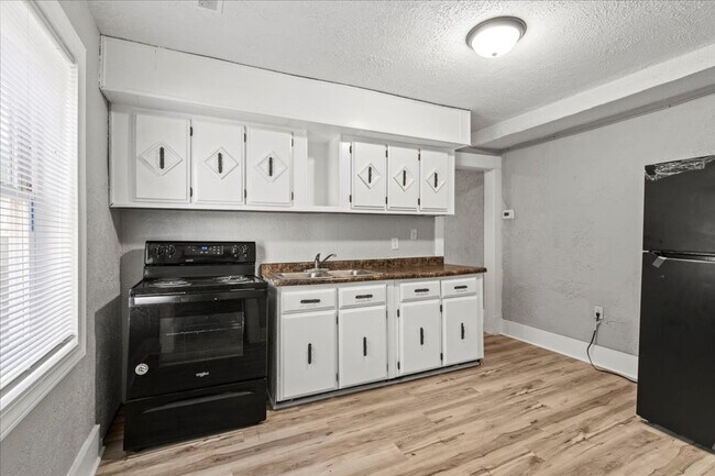 Building Photo - 1132 N Rural St