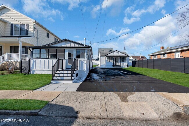 Building Photo - 1807-1809 Laurel Terrace