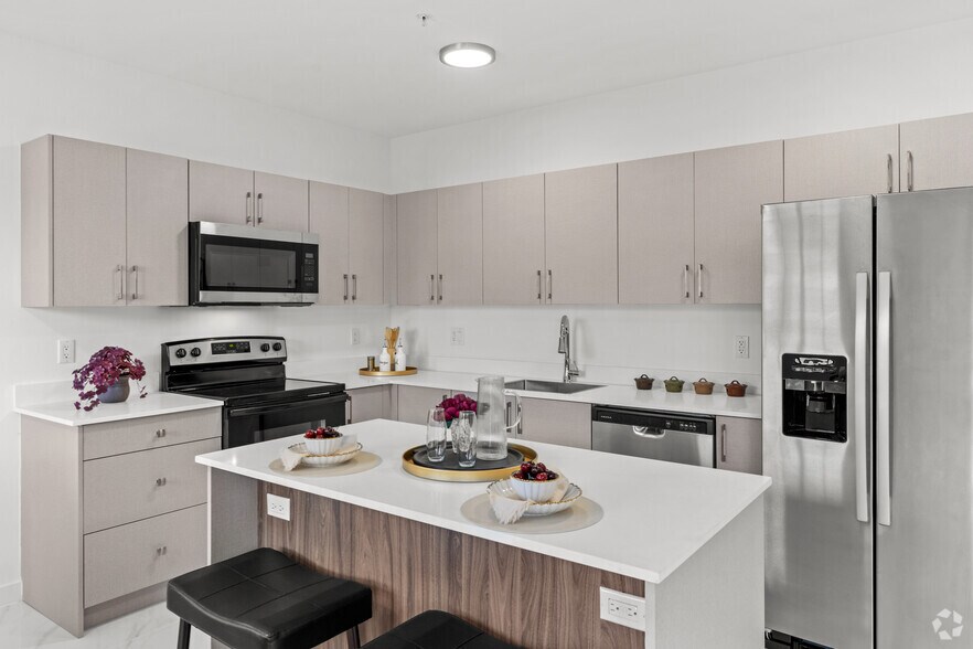 2BR, 2BA - 890SF - Kitchen - Flamingo Village