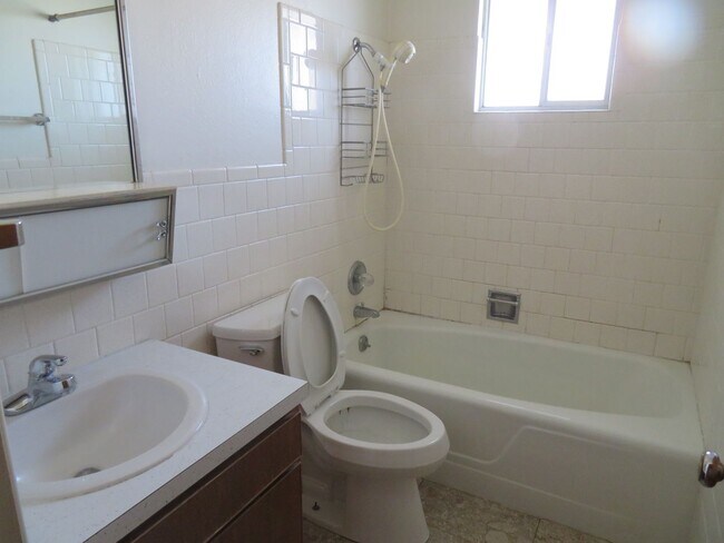 Building Photo - AVAILABLE NOW-Large 3 Bedroom, 2 Bath home for Rent