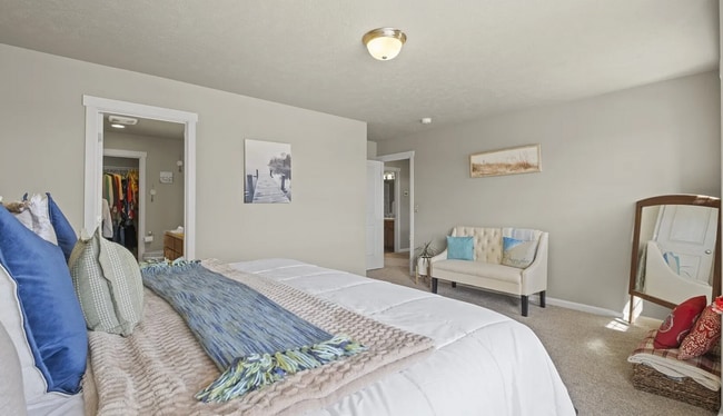 Building Photo - Beautiful Large Home on Corner Lot, Quincy!!