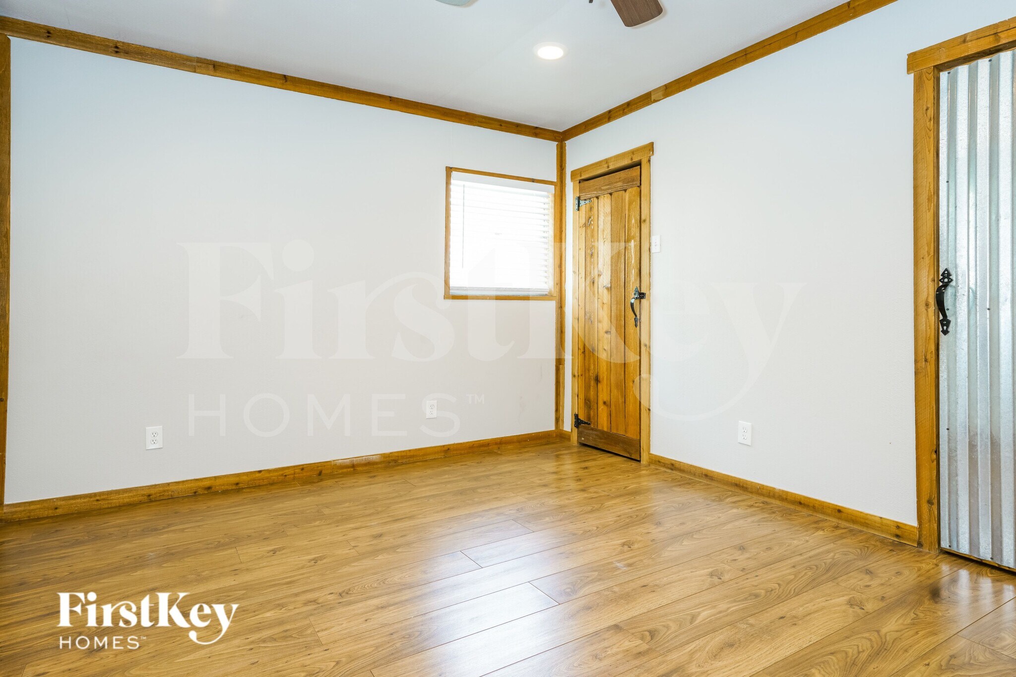 Building Photo - 206 E 5th St