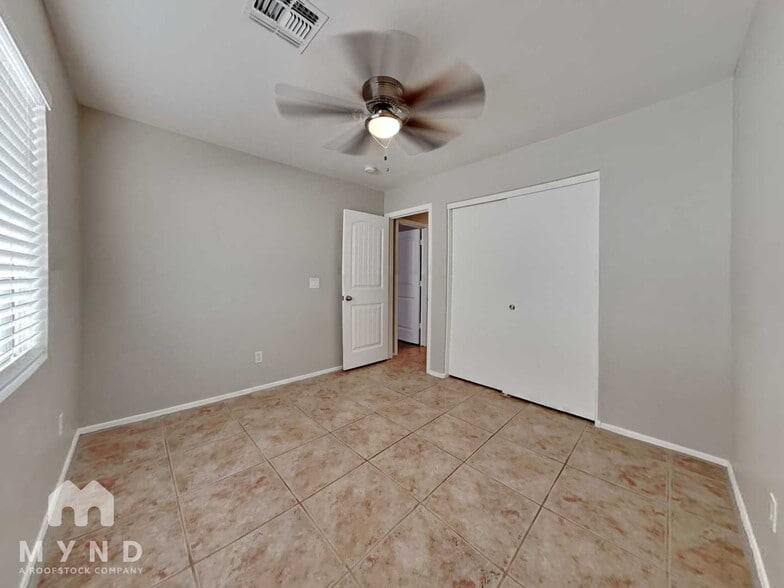 Building Photo - 12418 W Valentine Ave