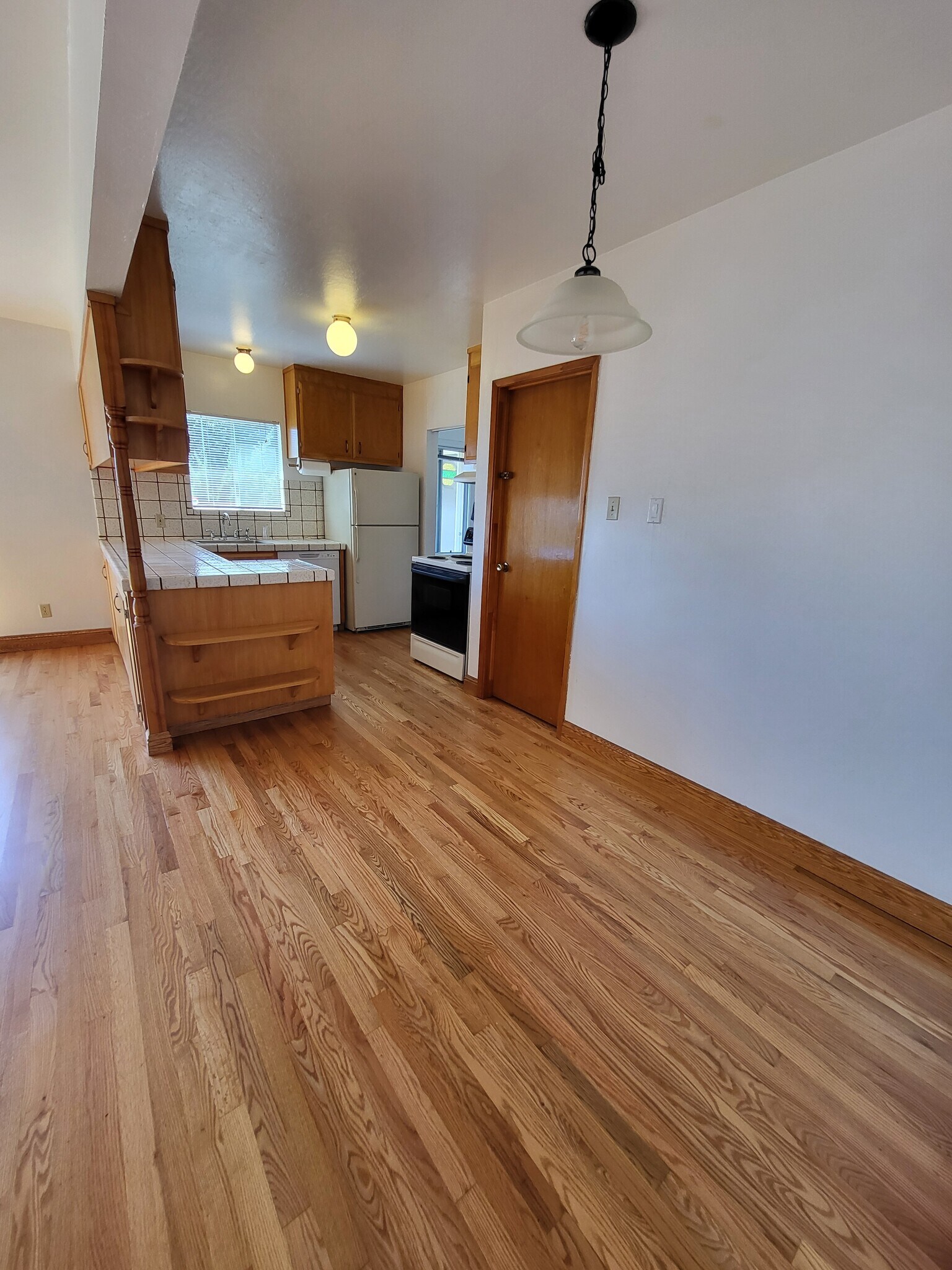 Building Photo - 906 Balra Dr