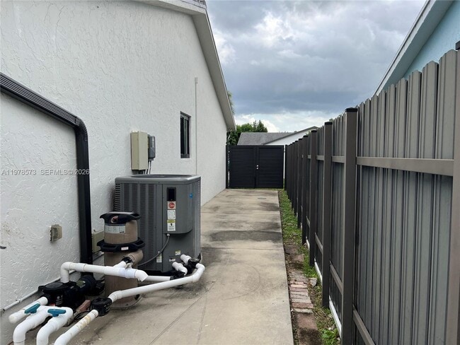 Building Photo - 11104 SW 139th Ct