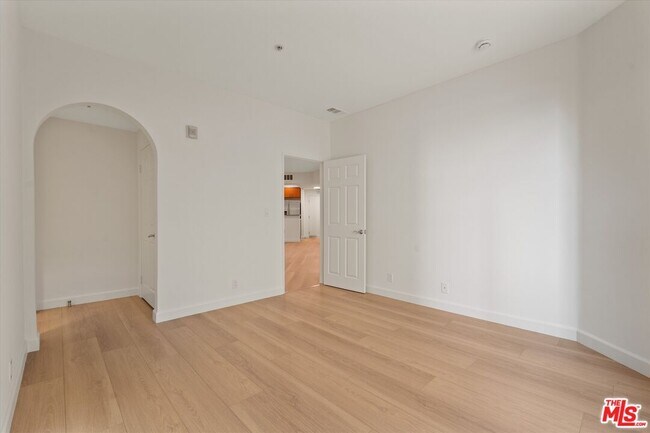Building Photo - 620 S Gramercy Pl