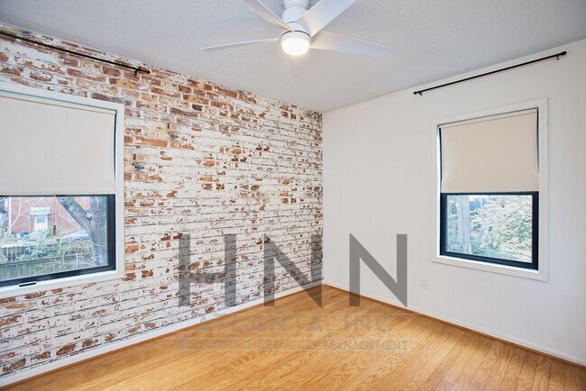 Building Photo - Bright Top-Floor 2/1 Condo in Prime Midtown