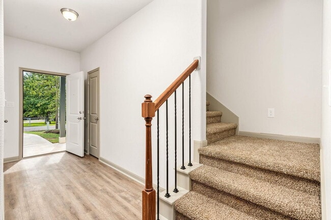 Building Photo - 918 Shady Ln