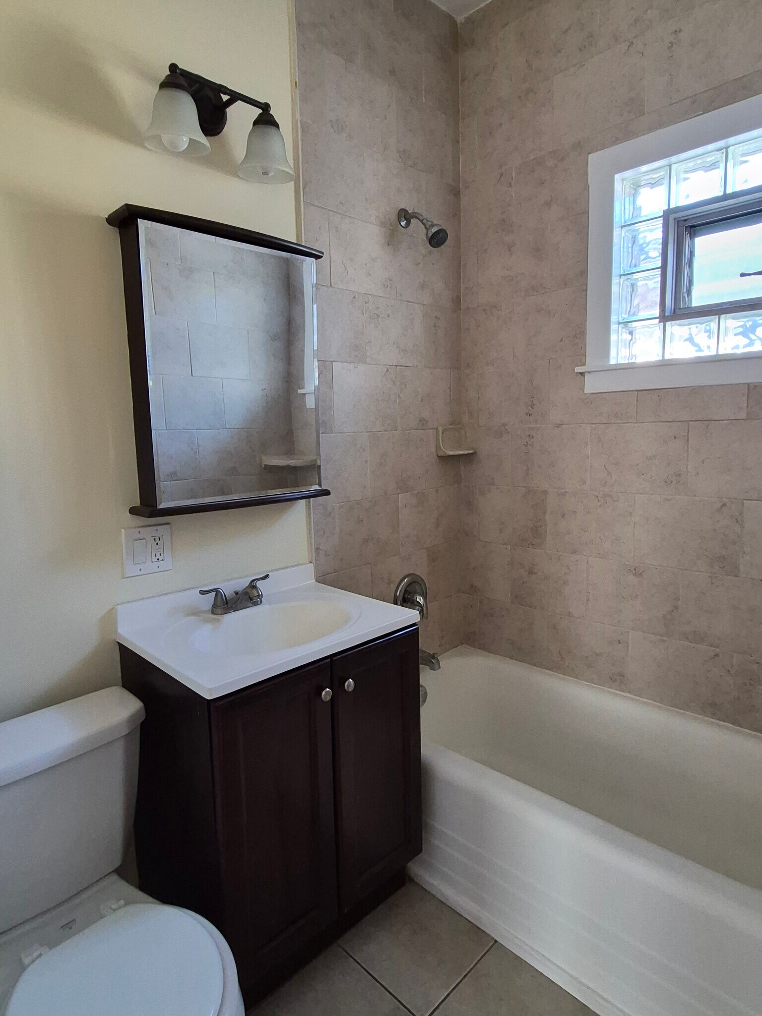 Bathroom - 5816 N Rockwell St
