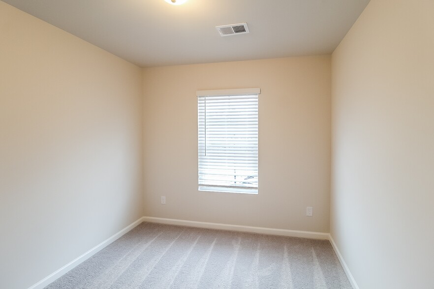 Building Photo - 2855 Saratoga Lake View