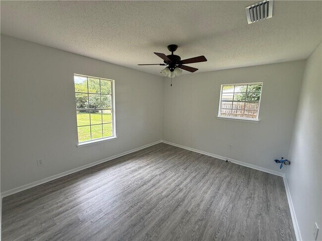 Building Photo - 7662 Simmons Dr