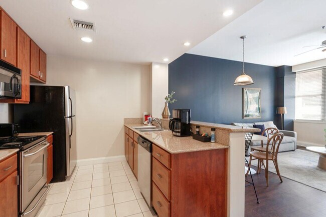 Building Photo - 925 Common St