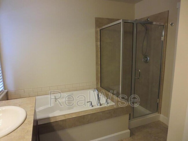Building Photo - 3006 NE Red Oak Dr