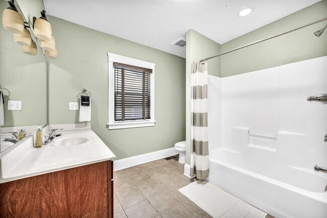 Building Photo - 1501 E 105th St