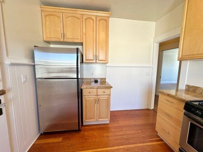 Building Photo - Storage Galore!!  1bd in heart of Noe/Miss...