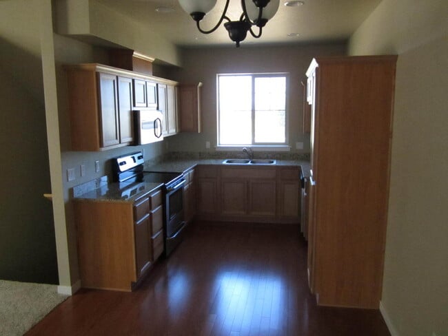 Building Photo - Charming 3 Story Town Home for Rent