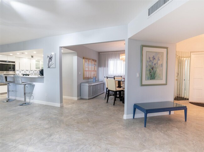 Building Photo - 2850 N Palm Aire Dr