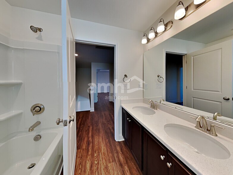 Building Photo - 5220 Valor Dr
