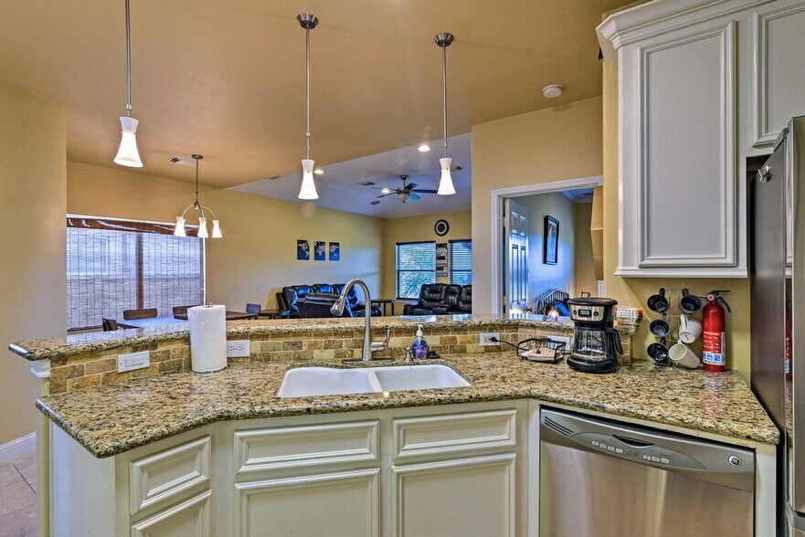 Building Photo - 2735 Broadway St