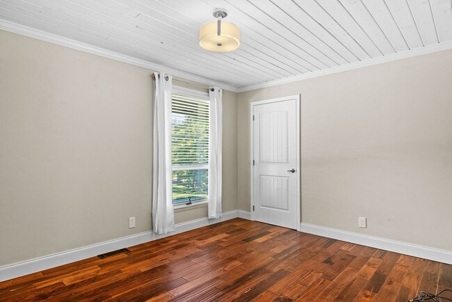 Building Photo - 10030 Tan Rara Dr