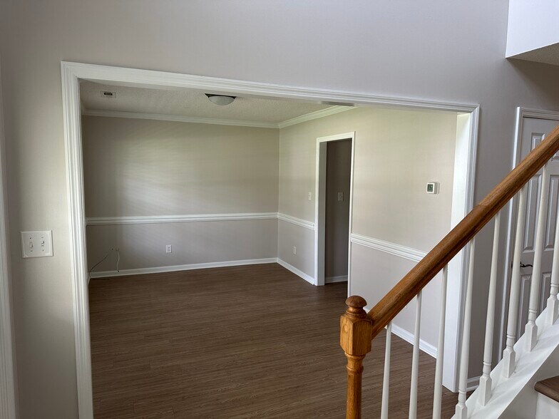 Building Photo - 421 Holly Ln