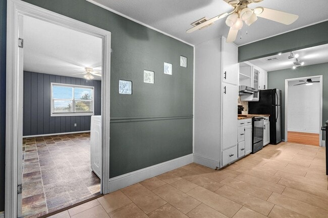 Building Photo - Large Family Home