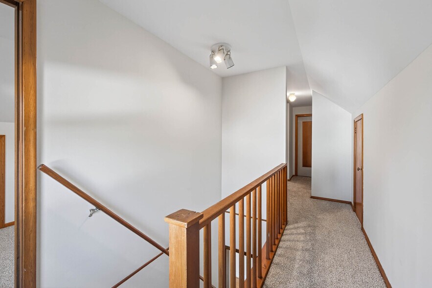 Building Photo - 1049 Sterling St N